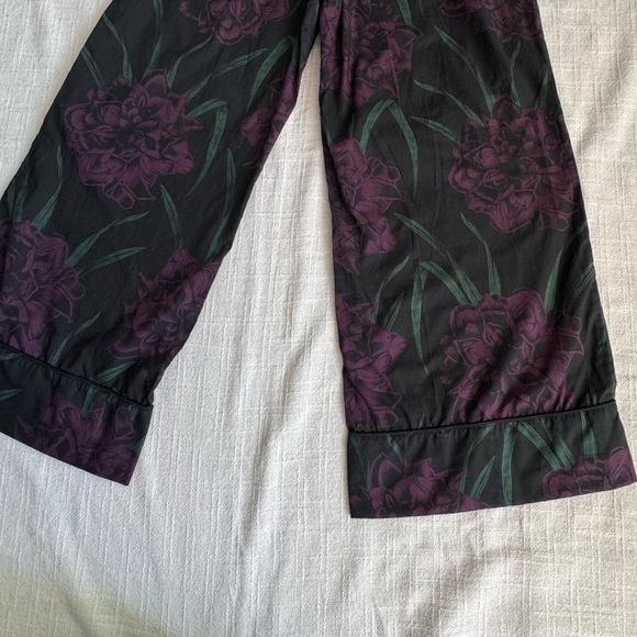 Desmond & Dempsey Capri Pajama Leisure Wear Pockets Black Floral Purple XS NEW - Picture 6 of 10